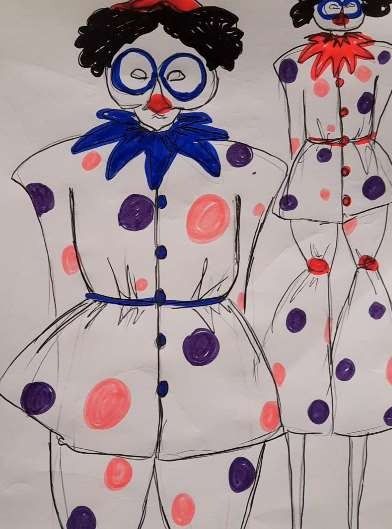 Dos diseños de disfraz de payaso: blanco con lunares rosas y morados.